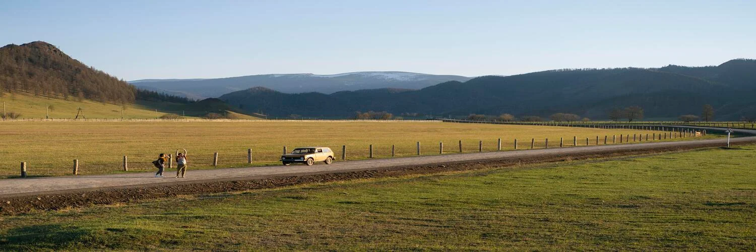 long-shot-people-roadtrip (1) (1).webp